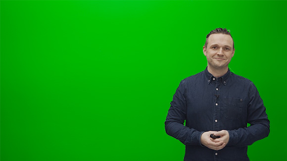 Person vor einem Greenscreen in einem Video Marketing Studio