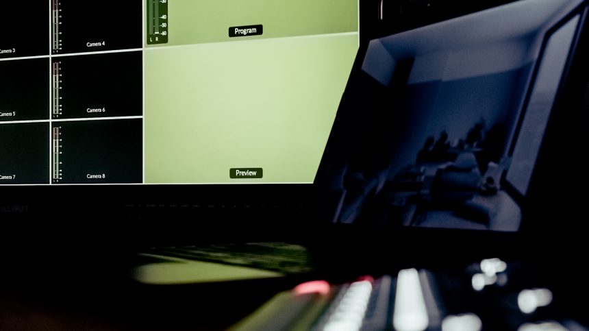 Bildschirm mit Greenscreen Monitor, verschiedenen Kameras und Audioreglern vor einem Atem Mini Extreme von Blackmagic für professionelles Bewegtbild